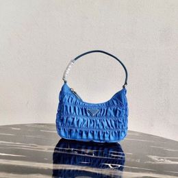 2020 new top designer bag fashion creased nylon shoulder bag zipper messenger bags shopping shoulder bag size 22x17x6cm280m