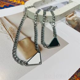 Dreieckige Luxus-Halskette, Liebes-Designer-Anhänger-Halskette für Herren, trendige Gliederketten aus vergoldetem Silber, dreieckiger Outdoor-Shopping-Schmuck, zarter ZB011 B4