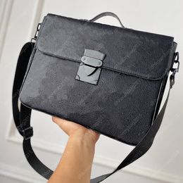 35x28 Cm Black Letter Embossed Shoulder Bags Designer Messenger Bag Men Business Handbags Vintage Handbag Crossbody Flap Pack Cros218N