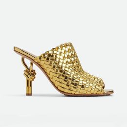 Ciabatte dorate Nodo elettrolitico Sandali con tacco 9 cm Designer famosi Donne Scarpe eleganti in pelle di alta qualità Punta tonda Tacco alto Festa di nozze Sera con scatola 10A