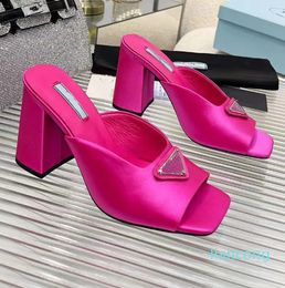 New 2024 women luxury designer casual shoes classic flip flop high heeled beach shoe