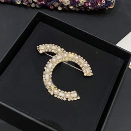 2024 Luxury quality charm brooch with diamond and nature shell beads simple design in 18k gold plated have stamp box PS3213