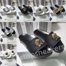 2024 Pantofole di design di lusso Nuovi classici della moda Sandalo Scarpe casual Uomo Donna Sandali Slider Logo in metallo Pantofola Piattaforma estiva Scivolo piatto Taglia 35-46