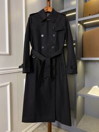 The latest long style classic trench coat from early autumn that has been passed down for generations