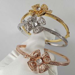 Luxury Bracelet Designer Gold Bracelet Women Flower Bangles 18K Gold Silver Plated Diamond Jewlery Love Wedding Gifts