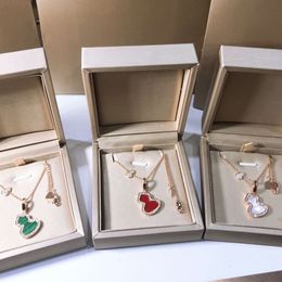 Een Designer s Cowelry Gurd Necklace V -Ploted Gold Ciondolo fortunato Agata Rossa Fritillaria Collar Chain Female Star Liu Shishi Same stile