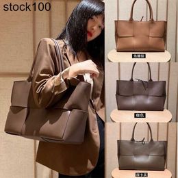 2024 Bag Venetabottegs Autumn Winter Texture Big Bag Woven Tote Bag Womens Leather Large Capacity Portable Single Shoulder Messenger Bag