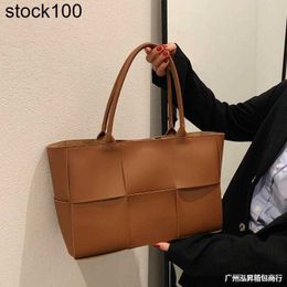French Niche Venetabottegs Bag Womens 2024 High-end Fashion Woven Shoulder Bag Portable Versatile Tote Bag Large Bag