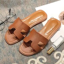 Designer Sandaler för kvinnor Slide Luxury Flat Slippers Summer Beach Sandal Classic Rubber Slides Suede äkta läder Sliders utomhus Casual Womens Shoes With Box