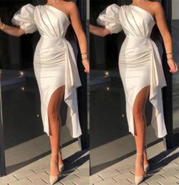 2022 Sexy Short Women White Cocktail Dresses One Shoulder Sheath Prom Dresses Tea Length Side Split Party Dress Plus Size Formal H9708493