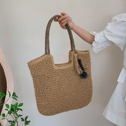 Woven Bag New Fashion Tassel Straw Woven Shoulder Bag Women's Beach Satchel Leisure Tote Bag 240215