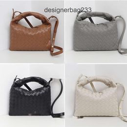 Mini 24 Large Handmade Bag Winter Venets New Hop Designer Bottegs Woven Cowhide Cow Capacity Magnetic Bags Buckle Women Purse Horn Underarm Womens Crossbody XHAO