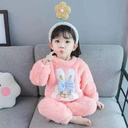Barnhemdräkt Set Girls Autumn/Winter Korean Edition Förtjockad Baby Coral Fleece Two Piece Sleepwear Set 240219