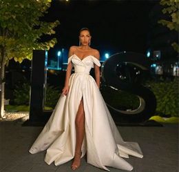 Elegant vit från axeln satin en linje prom klänning långa rufs med split knapp formell fest aftonklänningar