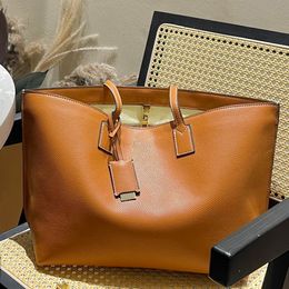 Bolsas de compras sacos de compras de luxo feminino Totes Designer de bolsa 10A Bolsa de moda de primeira bolsa imprimindo bolsa de ombro clássica com pingente pequeno Capacidade de grande capacidade