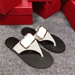 V Metal buckle Flat slippers female summer leather beach designer sandals Slippers Designers Beach Slippers Fashion Flat Slides Flip-Flops Sandal Nice shoes