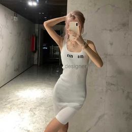 Tasarımcı Miui Kadınlar Günlük Elbiseler Yaz Moda Markaları Kadın Üstleri Tank Elbise Pamuk U Boyun Kolsuz Katı Seksi Elbiseler Elastikiyet Bodycon Mini Etek