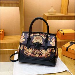 2024 Designer Vercaces Bag Bag Womens حقيبة جديدة كبيرة ذات سعة كبيرة ذات سعة كبيرة وشهيرة تصميم عصري ومتنوع في حقيبة إبطية كتف واحدة