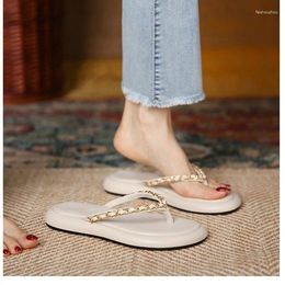 In Sandalen trugen der Sommer 2024 Koreanische Version mit dickem duftendem Flip-Flops Beinkette im Namen Fremd Tra v Cha