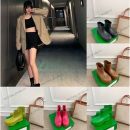 2024 Fashion Puddle Stride Ankle Womens Designer Short Boots Light Waterproof Casual Shoes Genuine Rubber Oversized Sole Various Colours Candy Platform Rain Boots