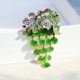 New Fashionable Fruit Creative High-end Alloy Cat's Eye Green Grape Brooch Suit Accessory Pins