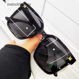 Original 1to1 2024 New Large Frame Glasses Womens Fashion Black Super Sunglasses Mens Romantic French Version H Home Versatile Sunshade JES2