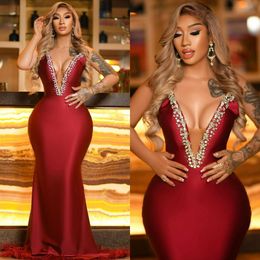 Brugundry Evening Gowns Plus Size Prom Dresses Sexy V Neck Mermaid Feathered at Hem Rehinestones Crystal Straps Evening Formal Dresses for African Black Women AM419