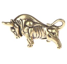 Mini Portable Retro Brass Wall Street Bull Statue Sculpture Home Office Desk Decorative Ornament Keychain Ornament Hand Toy Gift5357907