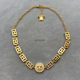Necklaces Designer necklace brass engraved portrait circular necklace party Valentines Day gifts 240228