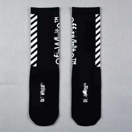 Designer Arrow Warning Line Socks Mens and Womens Versatile Personality Highest Quality Sock Temperament Pure Cotton Soft Comfortable Breathable