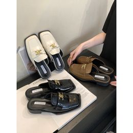 Metallschnalle Baotou halb Drag Female Wear Mode 2024 Neue europäische und amerikanische Sommerquadrat -Kopfsandalen Lazy Müller Schuhe