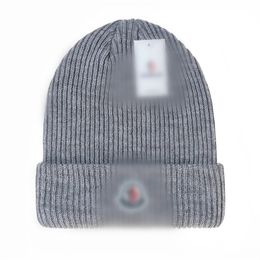 새로운 디자인 디자이너 Beanie 클래식 레터 니트 보닛 모자 남성용 가을 겨울 따뜻한 두꺼운 양모 자수 콜드 모자 패션 스트리트 모자 monc15