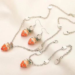 Lyxdesigner kvinnor halsband jordgubbe hänge halsband söt stil silver kedja örhängen armband smycken uppsättningar brev logo tjej present mode gåvor