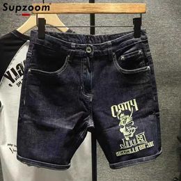 Mens shorts supzoo chegou recentemente ao topo da linha de moda com letras bordadas no verão Pequenas calças de jeans de jeans finos casuais azuis escuros A J240228