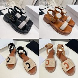 Designer di lusso Donne Slides Slifori Sandali Triomphee cuoio Triomfee in pelle aperta con fibbia regolabile con fibbia per fibbie a mano Diamond Modello di trazione Suola in gomma spessa in gomma