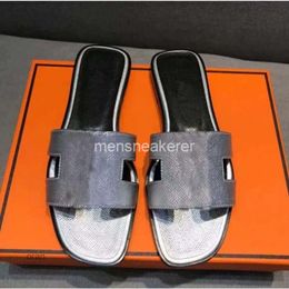 Oranes Fashion Luxury Designer Leather Sandals femininos Sapatos de verão 2024 Letra de praia Letra 35-42 OLAN 6P2E