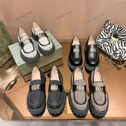 2024 kolej tarzı platform loafer kızlar kadınlar elbise ayakkabıları jakquardss nakış birbirine kenetlenen alfabe toka tıknaz spor ayakkabı tasarımcısı sandal takozlar topuklu katırlar