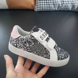 Flat shoes Childrens Sports Shoes 2023 Autumn Girls Sports Running Short and Fat Trailer Toddler Leisure Star Shoes Fashion Brand Flash Soft Sole J0228