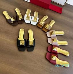 Fashionable new women's slippers Luxury designer sandals Leather rivet beach shoes Outdoor flat rubber jelly color One word anti-skid indoor herringbone