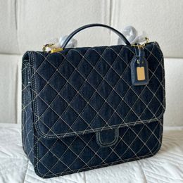 Zaino blu trapuntato con patta XL da donna di design classico 22K Borse blu Chiusura a scatto in metallo dorato Valigia tascabile esterna di grande capacità con custodia posteriore 31X26CM