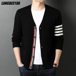 Top Grade Autum Winter Brand Fashion Knitted Men Cardigan Sweater Black Korean Casual Coats Jacket Mens Clothing 240227