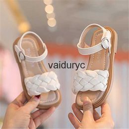 Sandals New Style Designer Kids Girls Summer Fashion Woven ldrens Shoes Soft Sole Open Toe Princess ShoeH24229