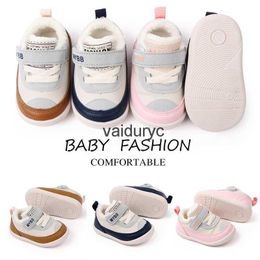 First Walkers Baby Outdoor Walking Shoes Rubber Sole Soft Pu Leather RlDren Sneaker Spädbarn varmt foder inuti ny ankomst 2023FashionH24229