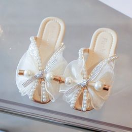 Sandali leggeri da ragazza decorati con perle in pizzo con fiocco in pizzo, adatti per il nuovo arrivo dell'estate 2024
