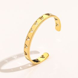Yeni Stil Bilezikler Kadın Barkly Lüks Tasarımcı Mektubu Mücevher 18K Altın Kaplama Paslanmaz Çelik Düğün Aşıkları Hediye Bangles Topçukları203r