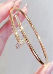 Luxury Glamour Ladies Bracelet Classic Nail bangle Unisex Valentine039s Day Wedding Gift 18K Gold Jewelry Stainless Stee242i2412440