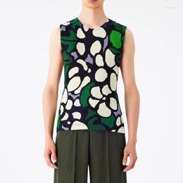 Men's Tank Tops Miyake Pleated Summer Top Loose Casual Print Sleeveless With Various Wearing Methods Hip Hop Fashion