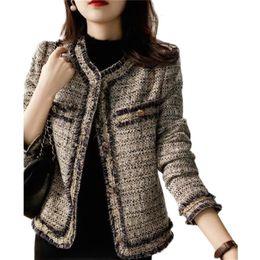 Tweed Short Jacket Women Autumn Outerwear High-End Ladies Temperament Tassel Retro Jacket Women Wool Blends Coats Spring 3XL240228