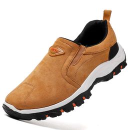 Comode scarpe casual per le scarpe da ginnastica da passeggio su moca