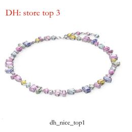 Designer Swarovskis Gioielli fluidi Collana caramella colorata per donne che usano elementi di rondine Rainbow Rainbow White Snake Bone Chain A982